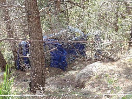 Cotxe abandonat al cami del castell d'Alar&oacute;